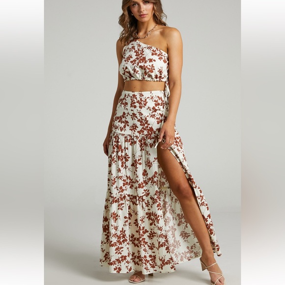 NWT Showpo MEGHAN TWO PIECE SET. Size 6 - Picture 2 of 5